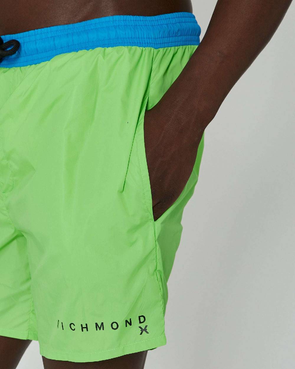 John Richmond Costume bicolor con logo sul davanti Vendita