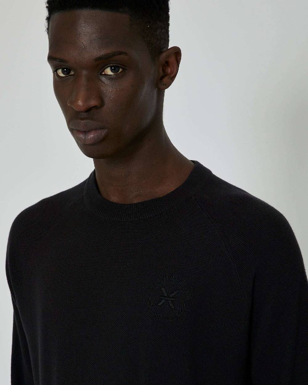 John Richmond Maglia con logo ricamato tone sur tone Convenienza