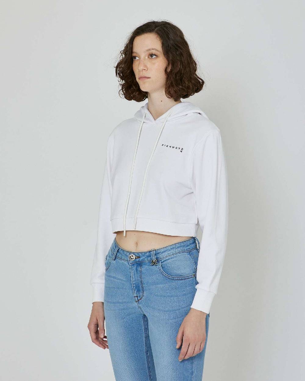 John Richmond Felpa crop con cappuccio e logo Vendita