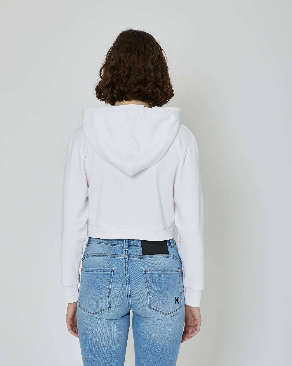 John Richmond Felpa crop con cappuccio e logo Vendita
