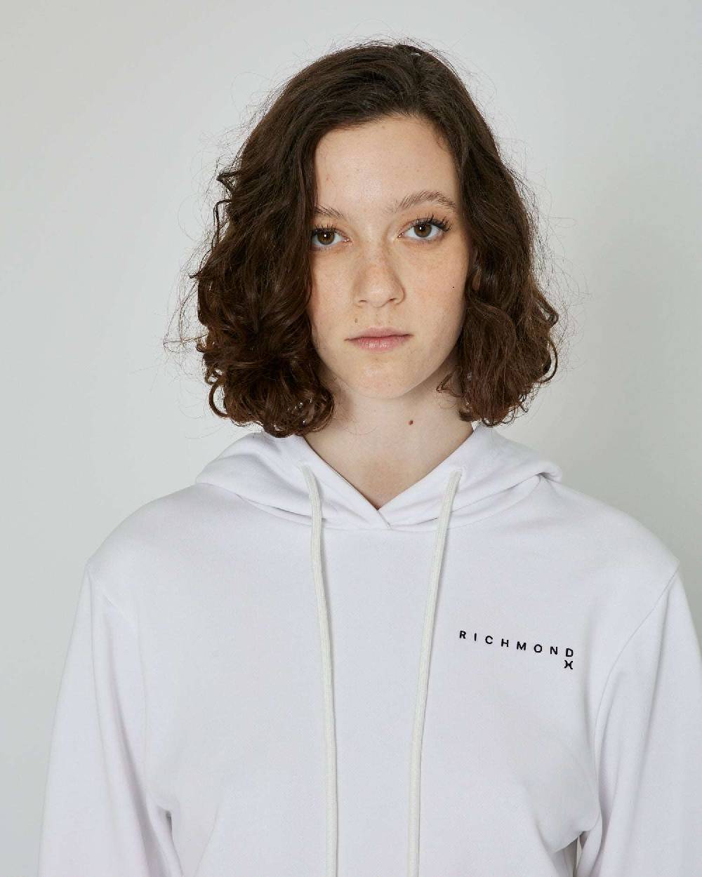 John Richmond Felpa crop con cappuccio e logo Vendita