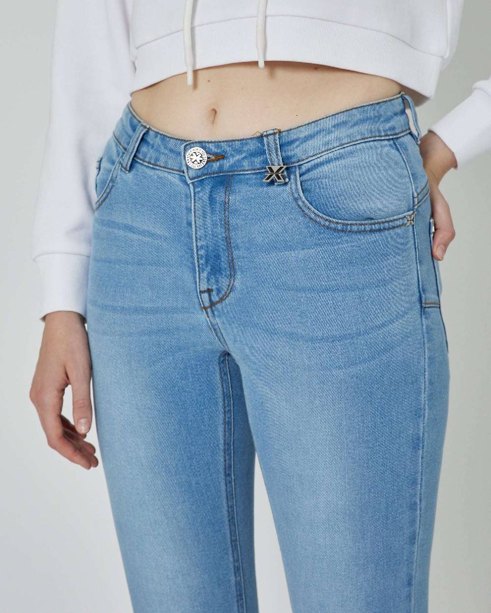 John Richmond Jeans slim con logo ricamato sul retro Acquista Ora