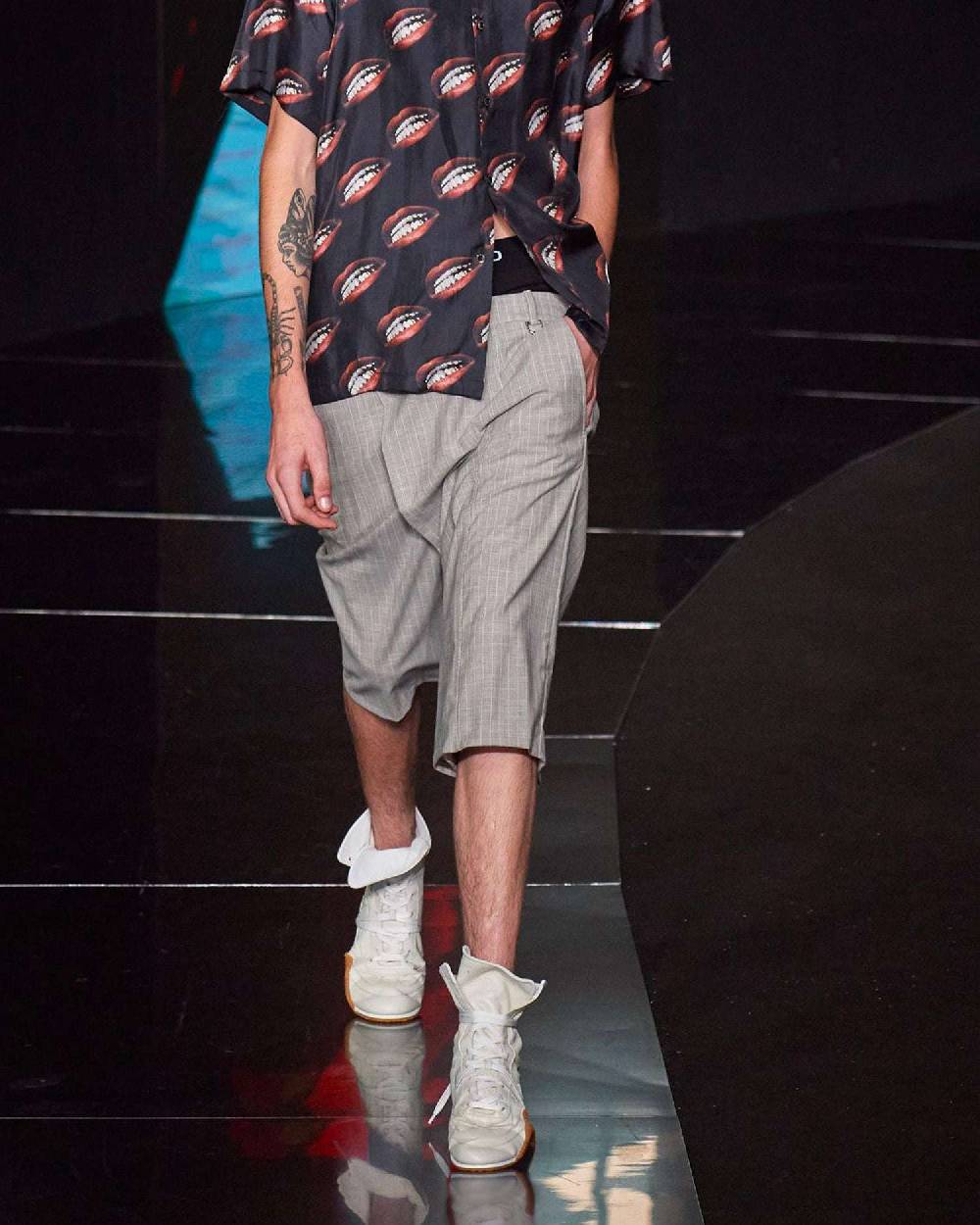 John Richmond Pantaloni corti straight fit Grandi sconti