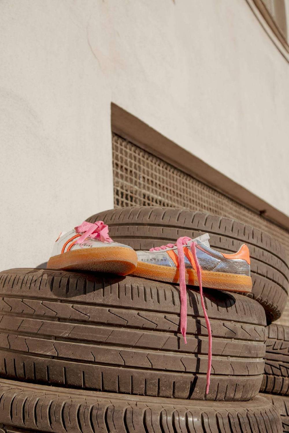 John Richmond - RICHENKA Sneakers in pelle con logo e bande laterali Sconti questo mese