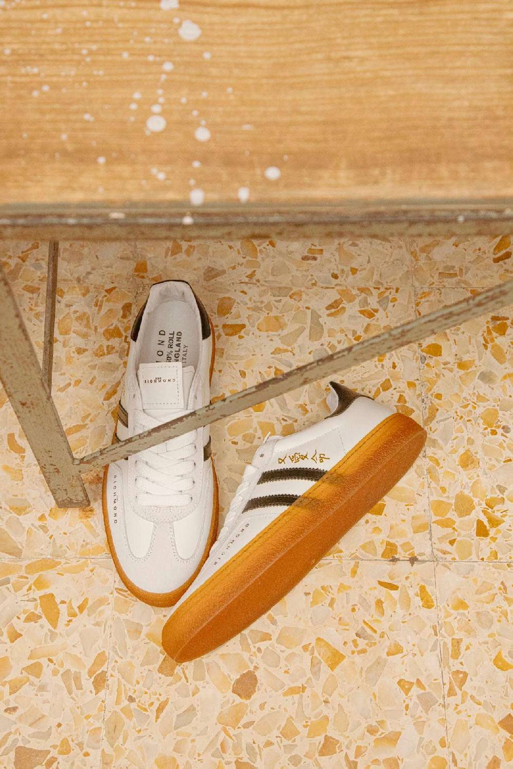 John Richmond Sneakers in pelle con logo e bande laterali Convenienza
