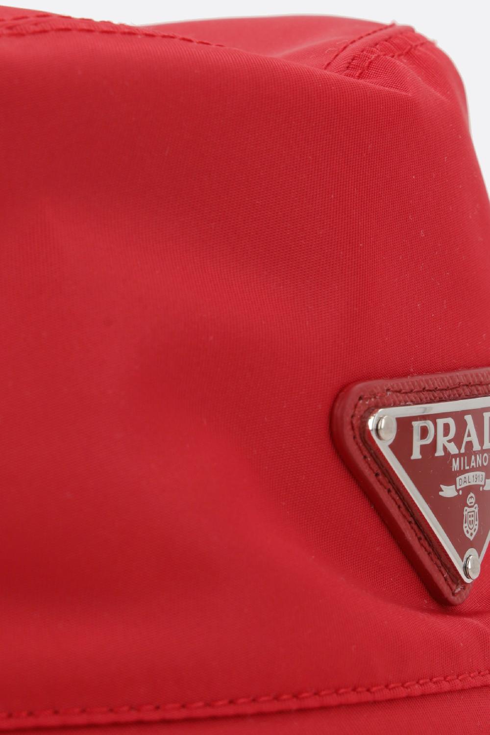 PRADA cloche in Re-Nylon con logo Offerta Giorno del Papà