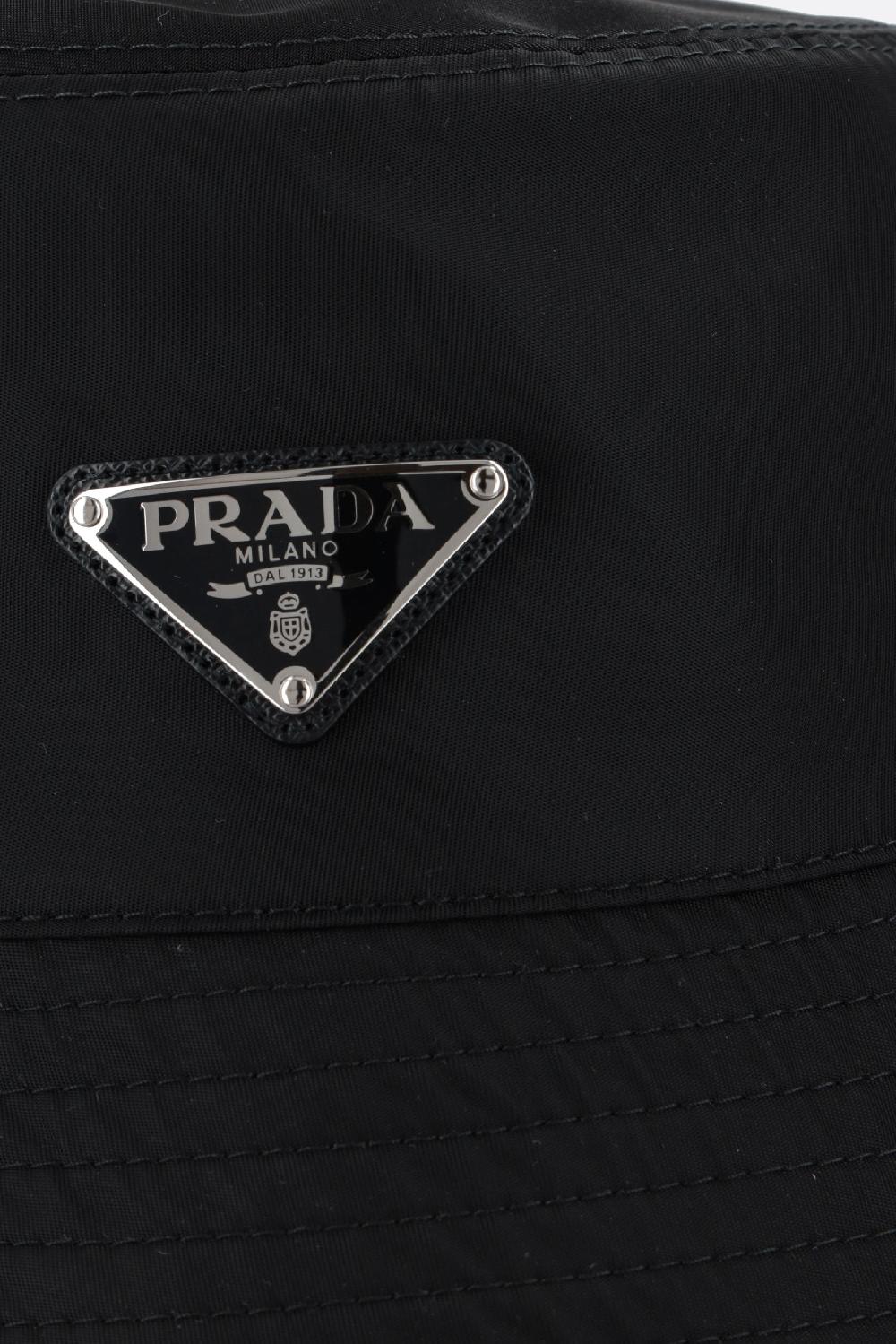PRADA cloche in Re-Nylon con logo Duty-free