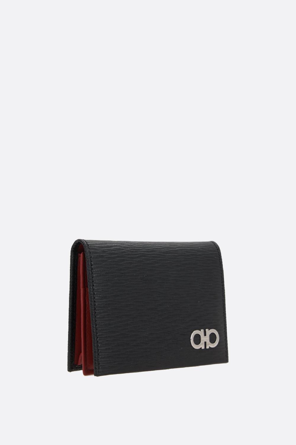 FERRAGAMO porta carte a libro Gancini in pelle texturizzata Offerta Pasqua